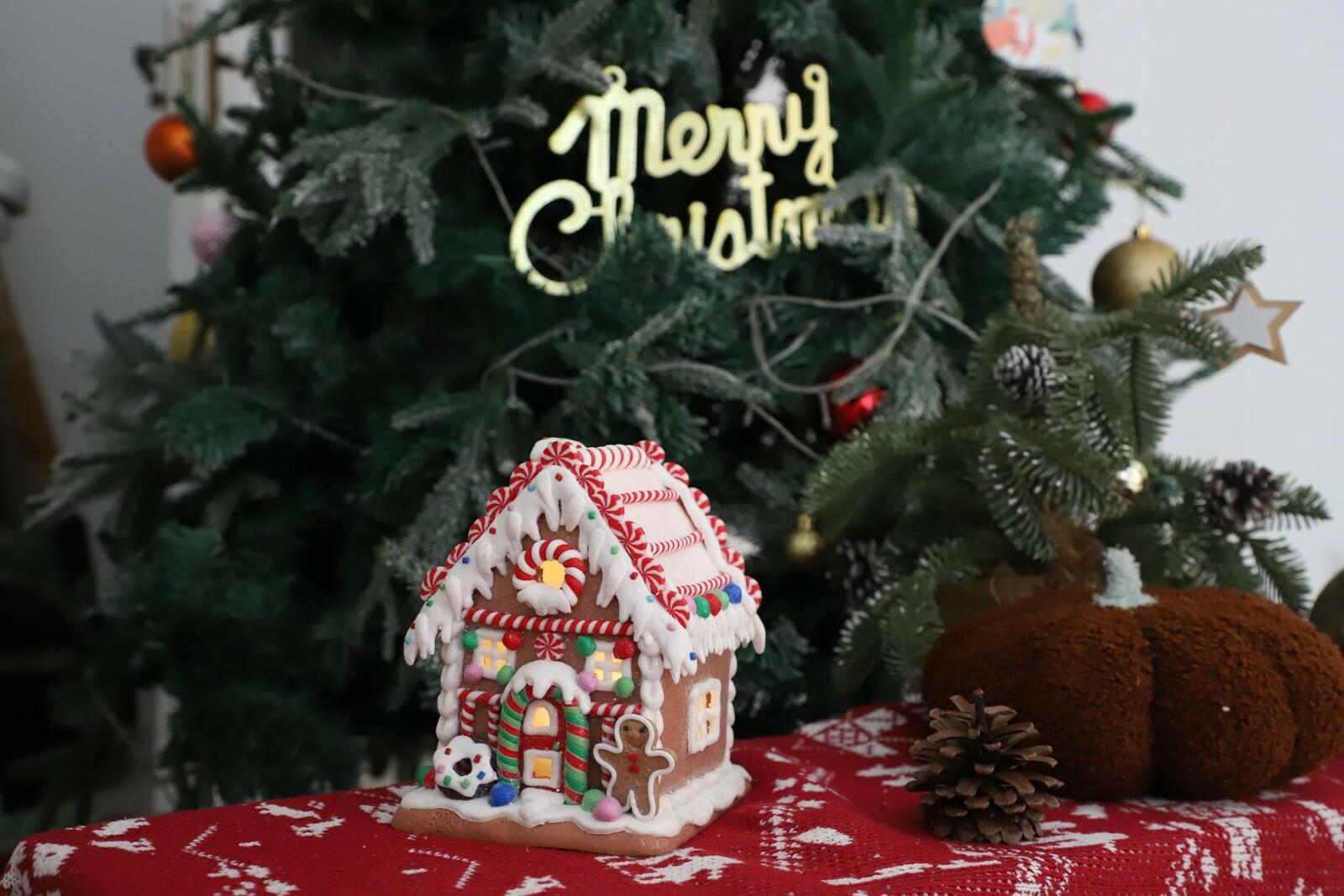 SunArtHome Gingerbread House DecorationClassic Gingerbread Christmas Village